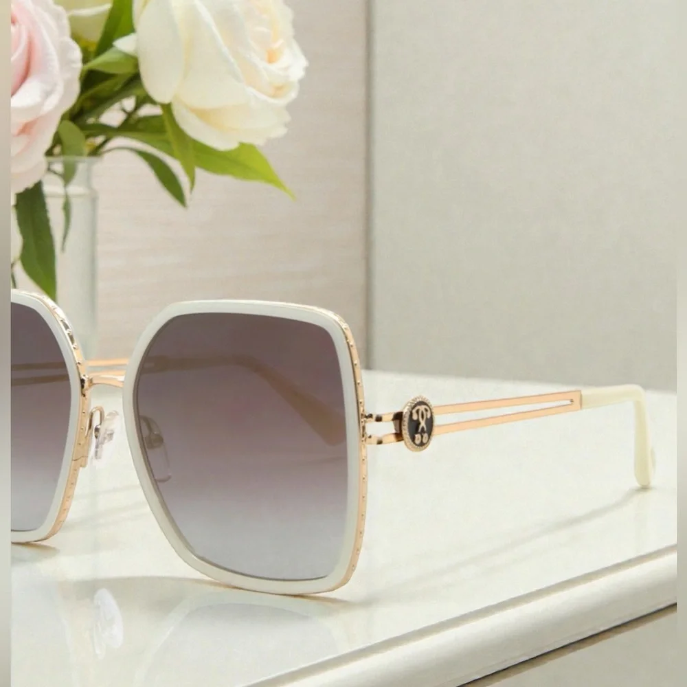 MOSCHINOGradient Gold Mirror Sunglasses
MOS096/S 05X2/JL 57 - Picture 3 of 15